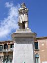 nic157_Het monument in het midden van de Campo San Stefano toont Nicolo Tommaseo, een schrijver
